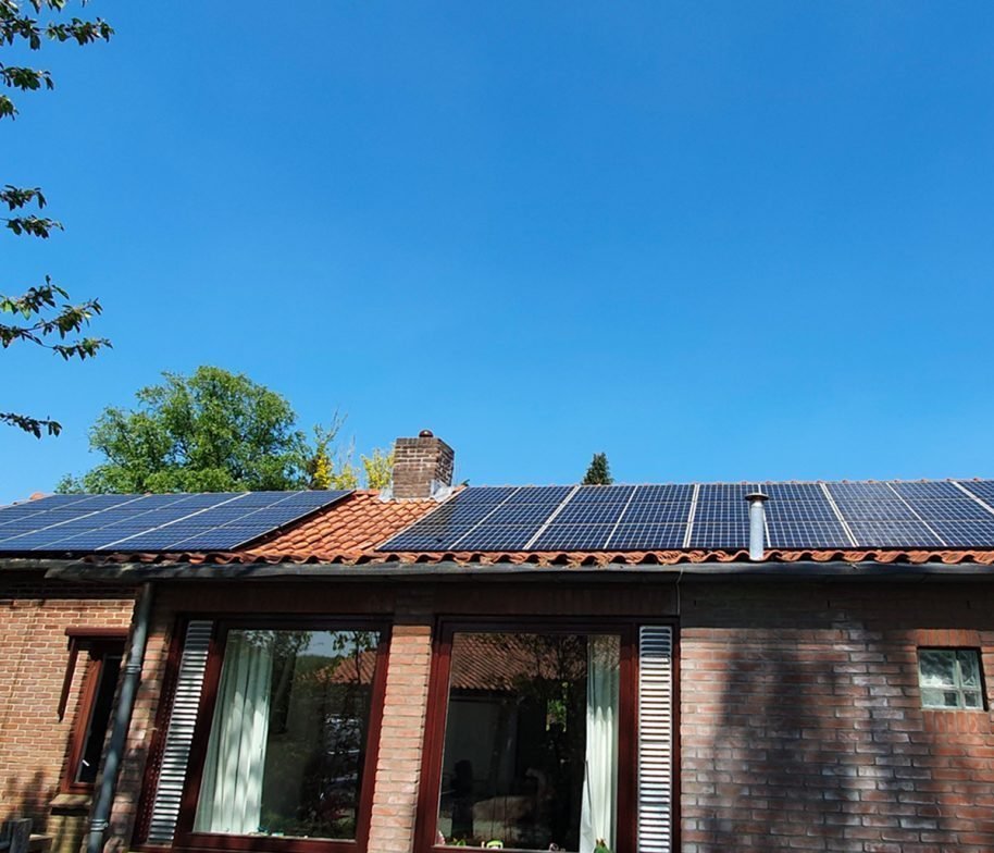 Zonnepanelen-Leusden-op-schuindak-2-e1640677385439