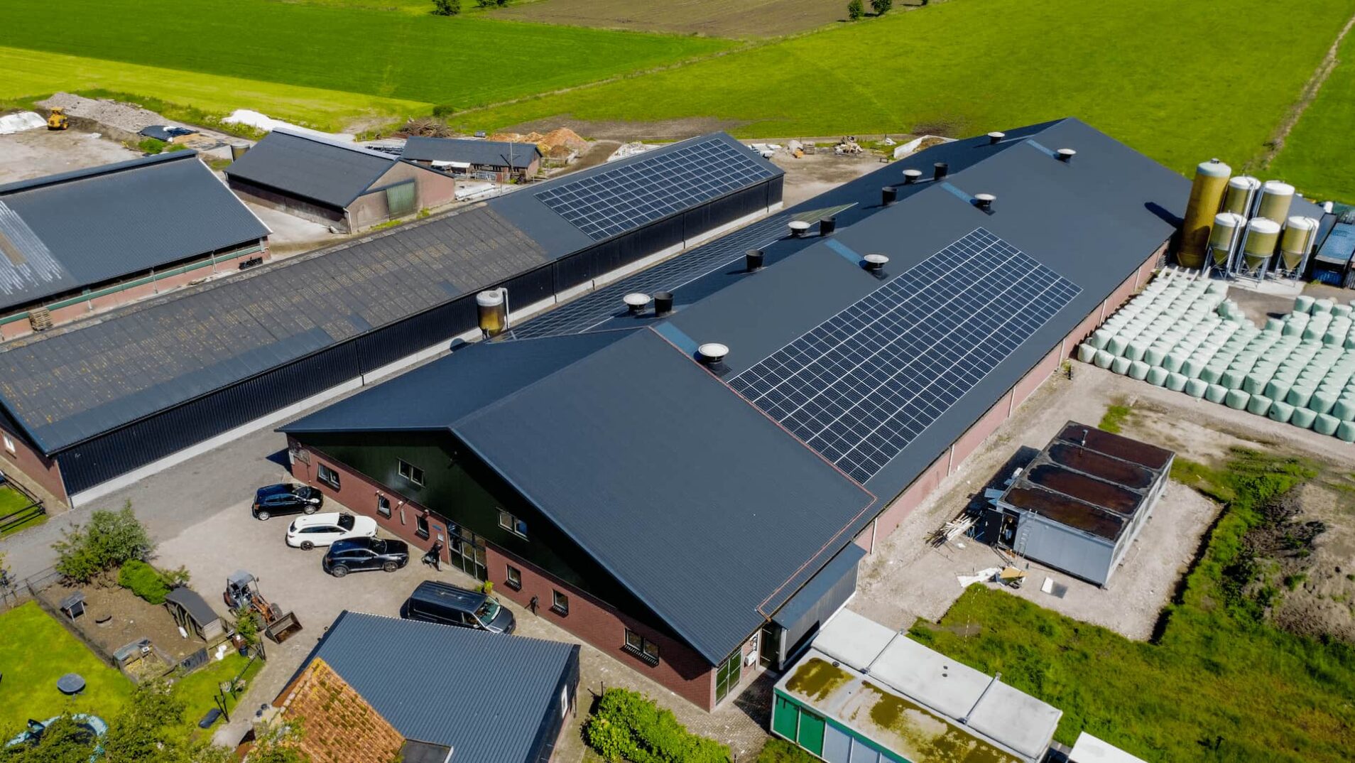 Zonnepanelen schuur boerderij Zonnepanelen schuur boerderij