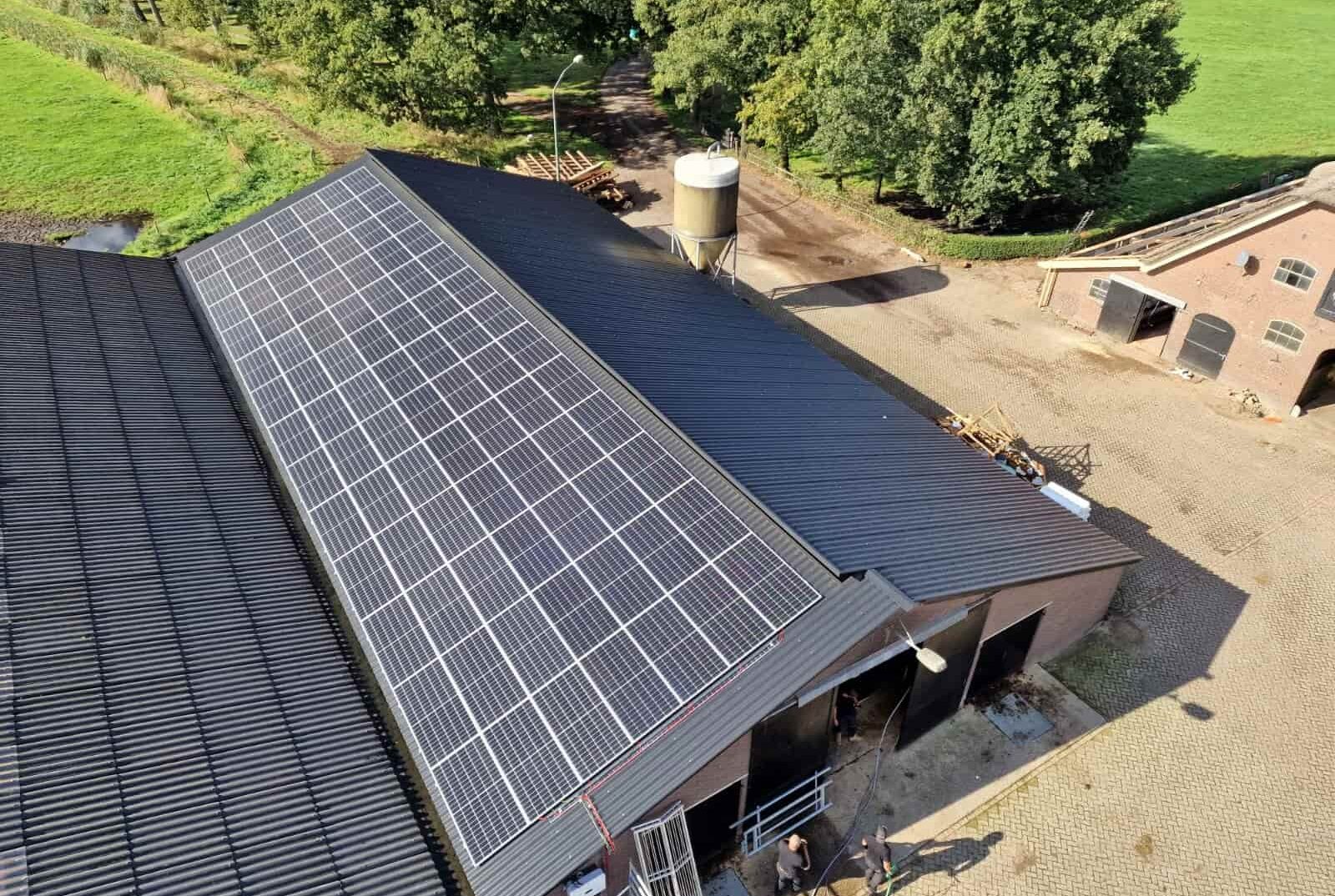 Zonnepanelen boerderij warm spoelwater