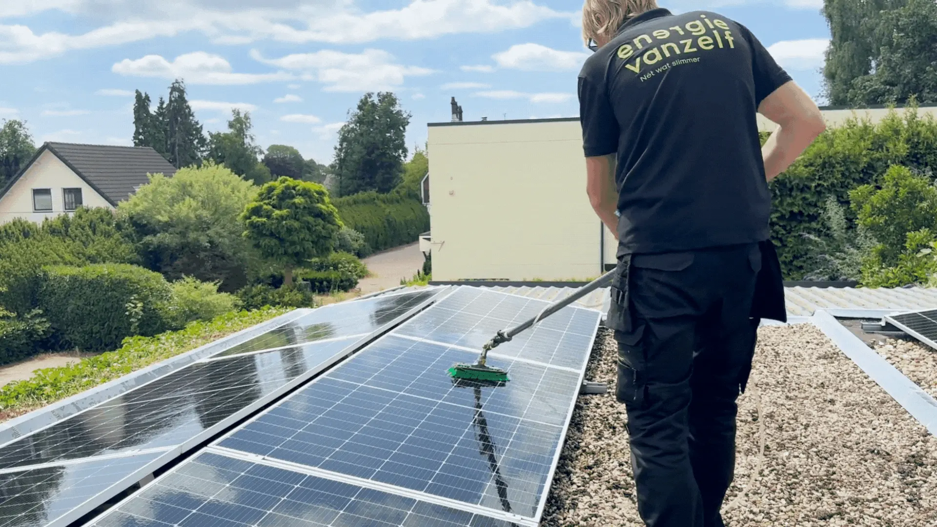 Zonnepanelen reinigen Zonnepanelen reinigen